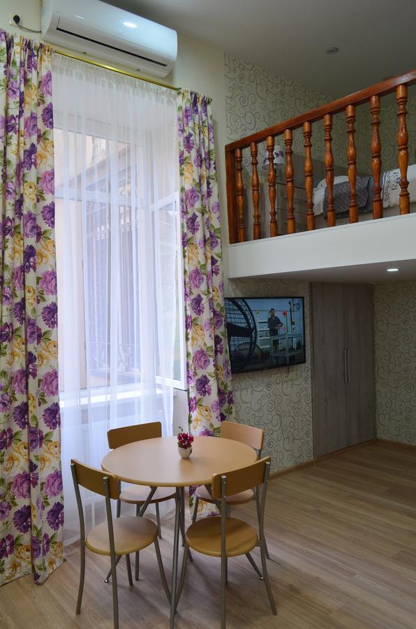 Sololaki Hill Apartment Tbilisi Bagian luar foto